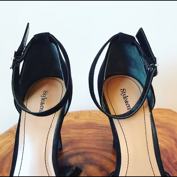 GONE - Peep Toe Lace Pattern Heels - Picture 5 of 8